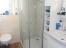 Bad mit Dusche und Fenster
