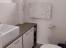 separates WC mit Fenster
